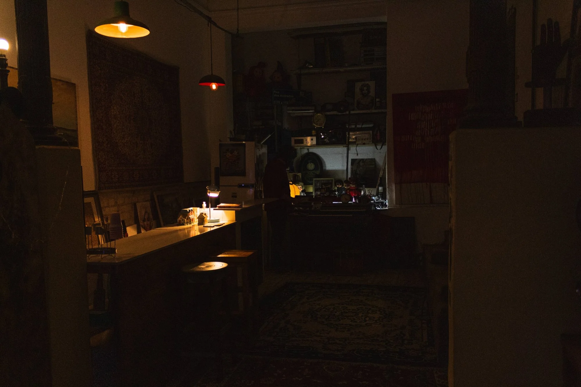 Áudio Porco lounge at night: bar counter under warm pendant lights