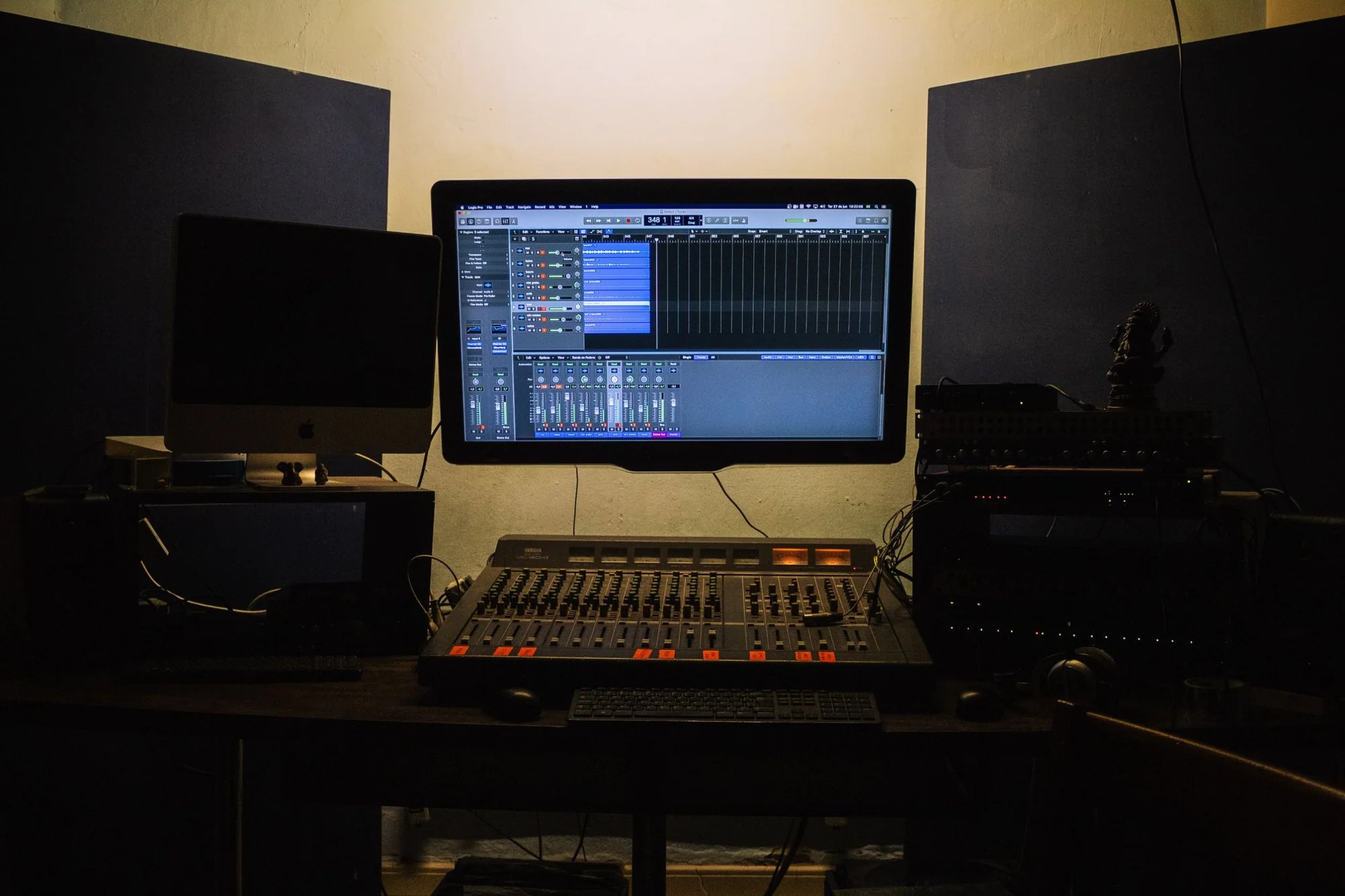 Áudio Porco control room: mixing console and monitor