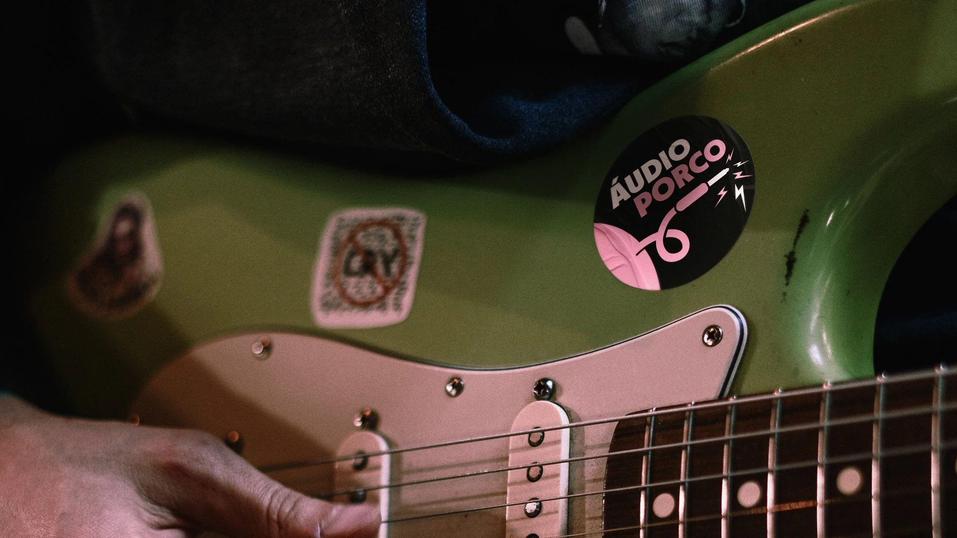 Áudio Porco sticker on a green electric guitar