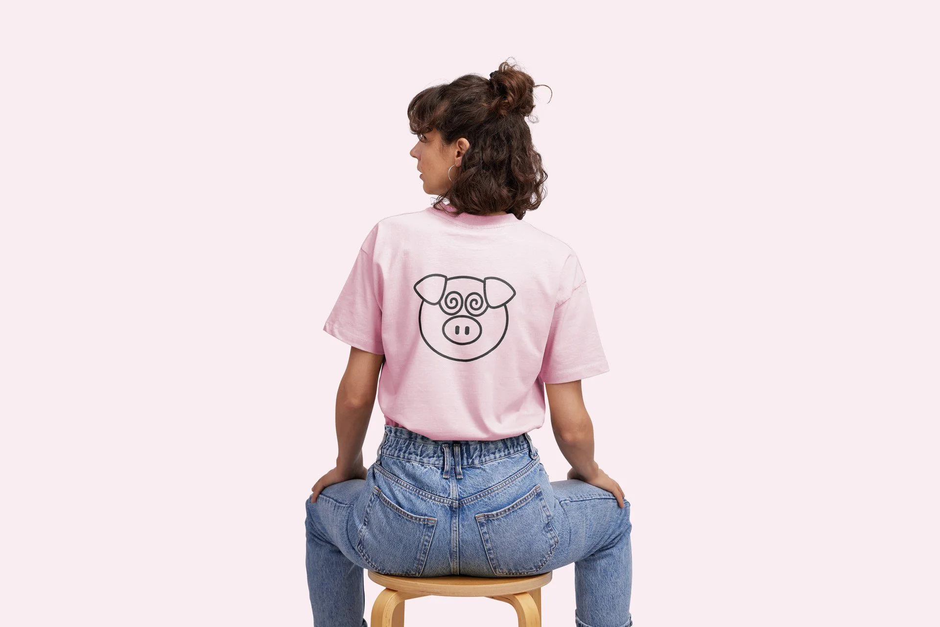 Pink T-shirt with the pig icon on the back