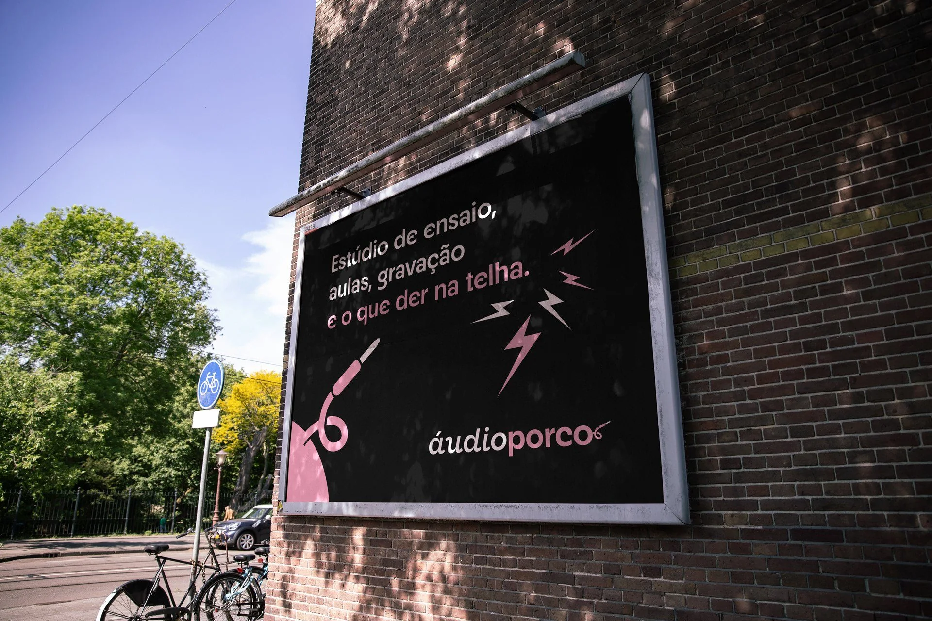 Áudio Porco billboard on a brick wall