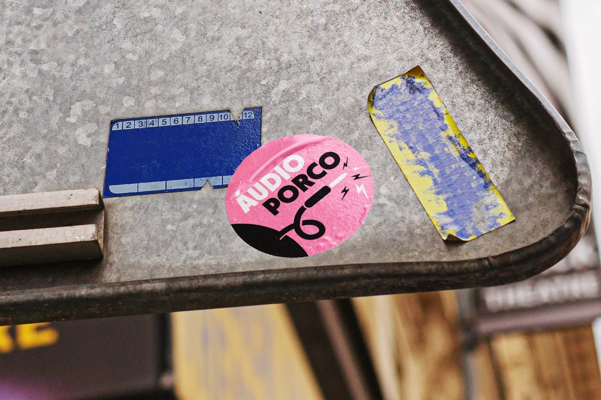 Round Áudio Porco sticker on a metal surface