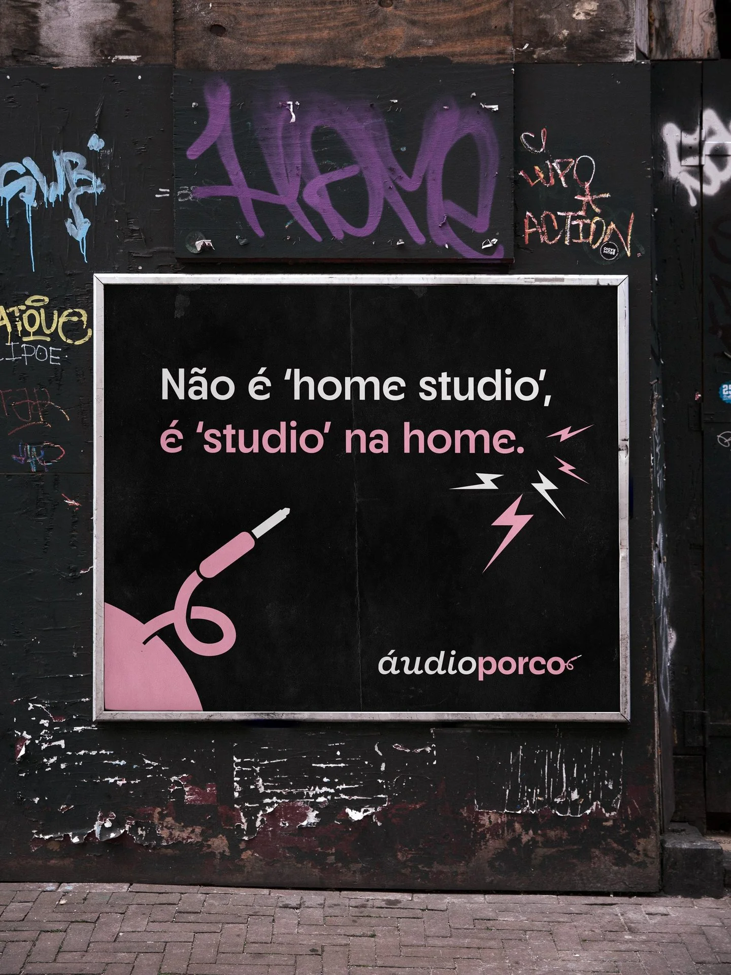 Vertical Áudio Porco poster on a graffiti wall