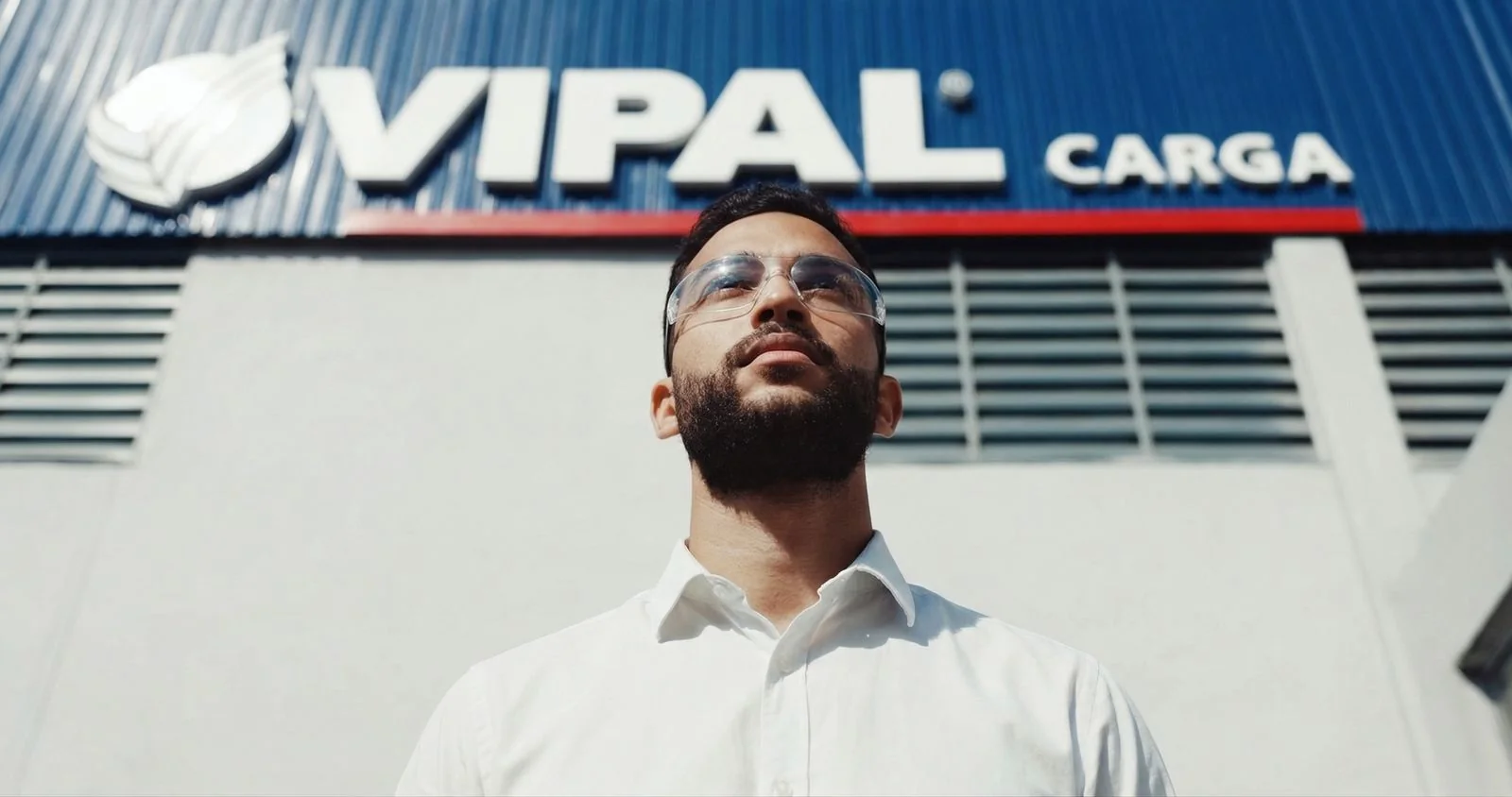 Final image: man in a white shirt in front of the Vipal Carga facade